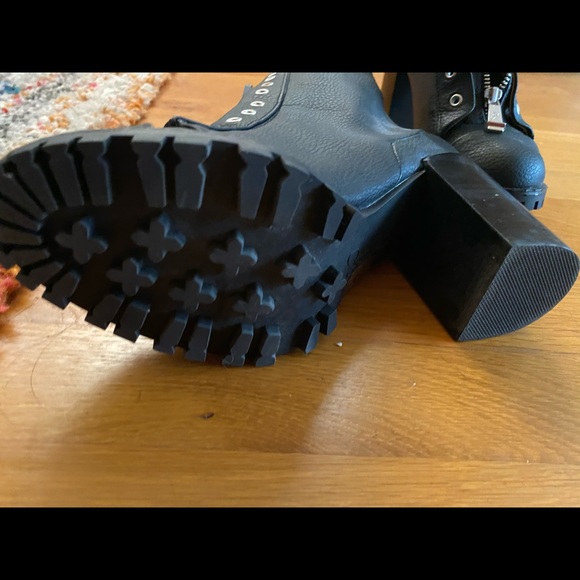 Black Report Signature boots. Women’s size 8. - Picture 4 of 5